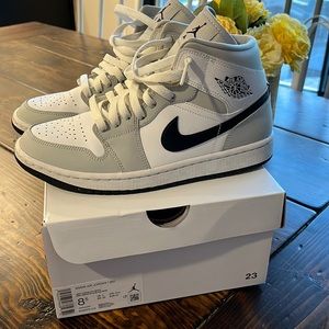 Jordan 1 mid light smoke grey